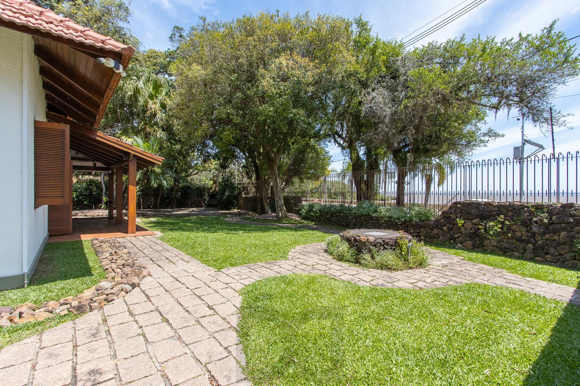 Casa com 2 dormitórios 3 banheiros. lareira e churrasqueira, e com arquitetura moderna. — foto 46