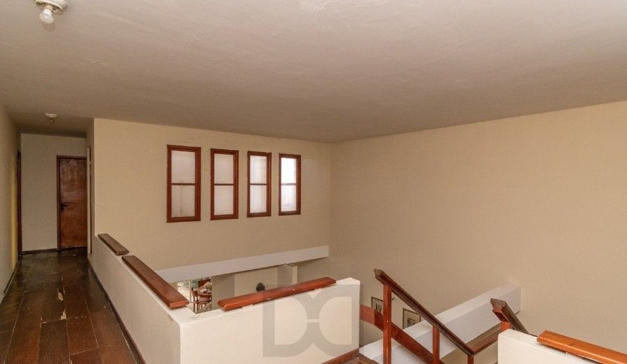 Casa de 3 quartos,1 suíte, closet, living com lareira, pátio, piscina e 2 vagas de garagem. — foto 9