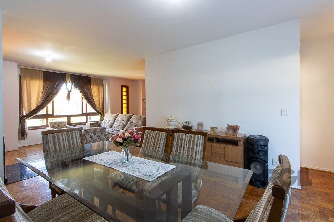 Casa térrea, com 3 dormitórios, 1 suíte, no bairro Ipanema. — foto 10