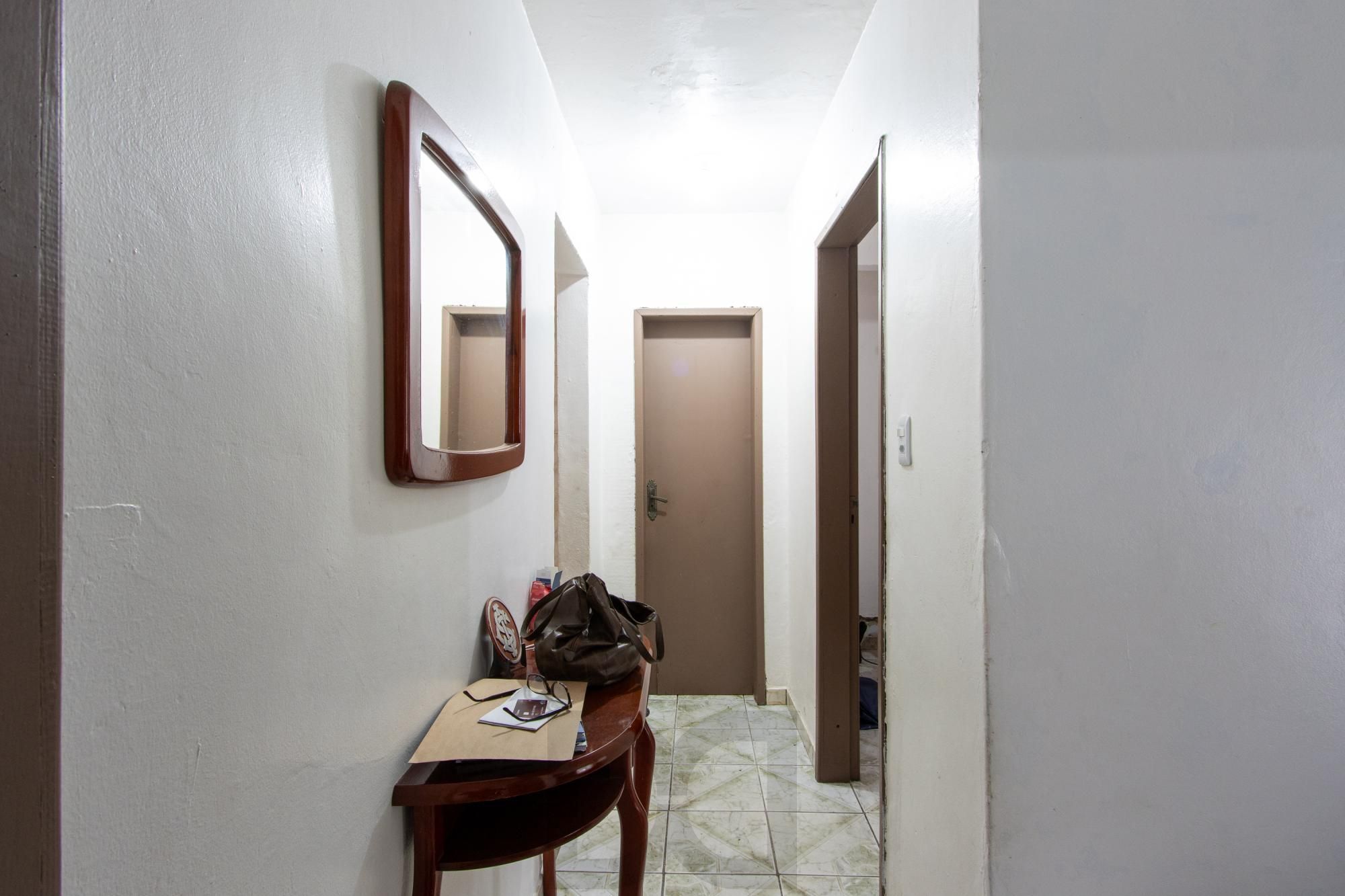 Casa ampla de 2 pavimentos com 4 dormitórios, 1 suite e 4 vagas no bairro Santa Tereza! — foto 12