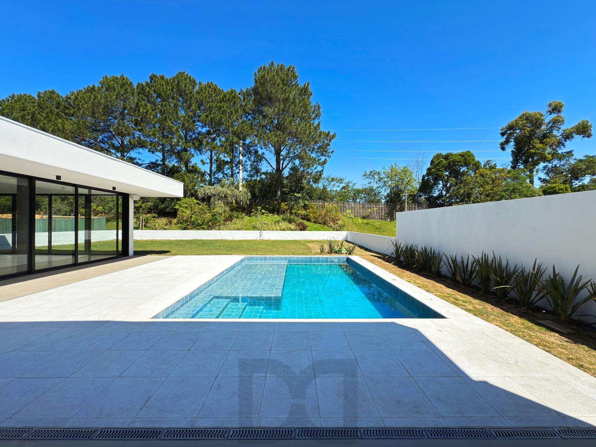 A casa conta com 434m2 de área construída, mas com um aproveitamento total dos 1.012m2 do lote — foto 8