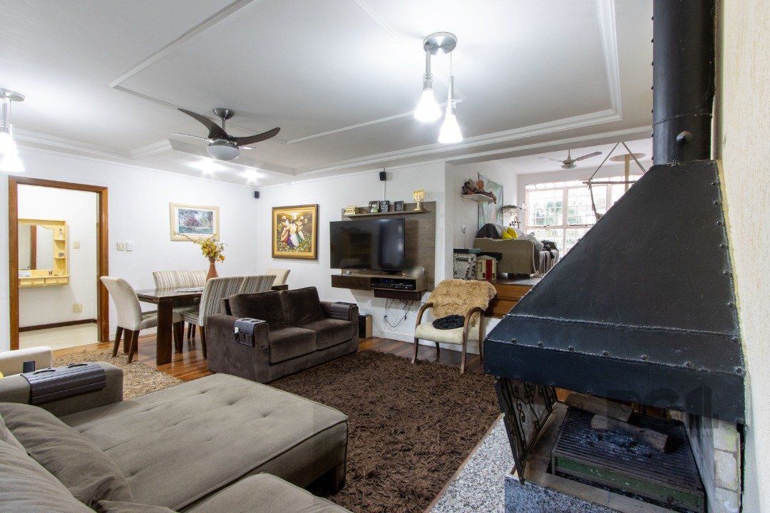 Casa no bairro Cristal, Possui 4 dormitórios, sendo 1suíte, closet e banheira de hidromassagem, com possibilidade de um podendo 1 dormitórios extra. — foto 8