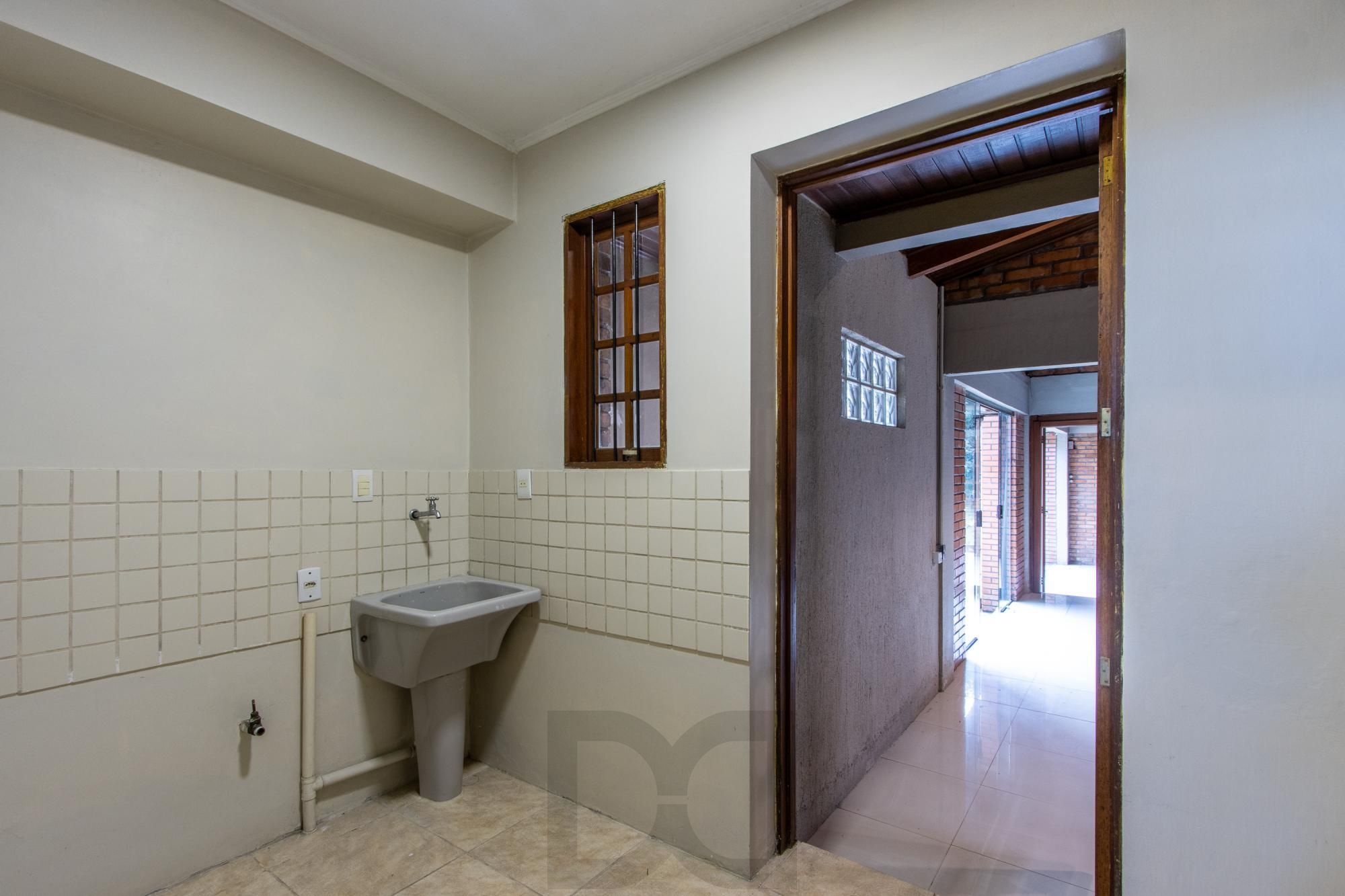 Ampla Casa com 2 Suítes, Closet, Lareira e Pátio com Árvores Frutíferas. — foto 35