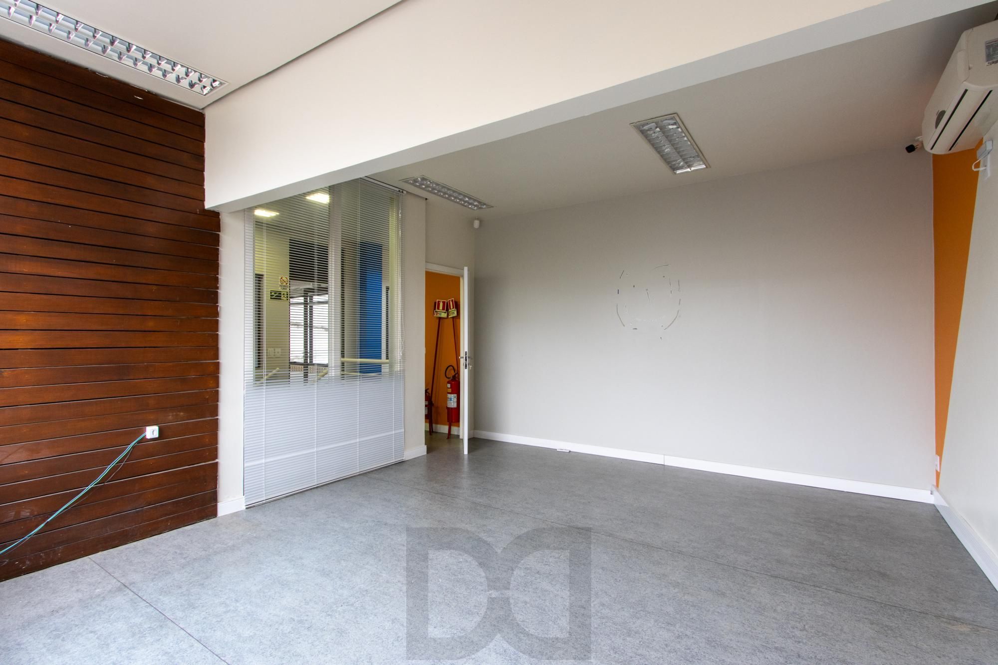 Casa Comercial 2 pisos - Excelente localização e Grande Visibilidade no Bairro Menino Deus - Ideal p/ Clínicas, escolas ou escritórios. — foto 36