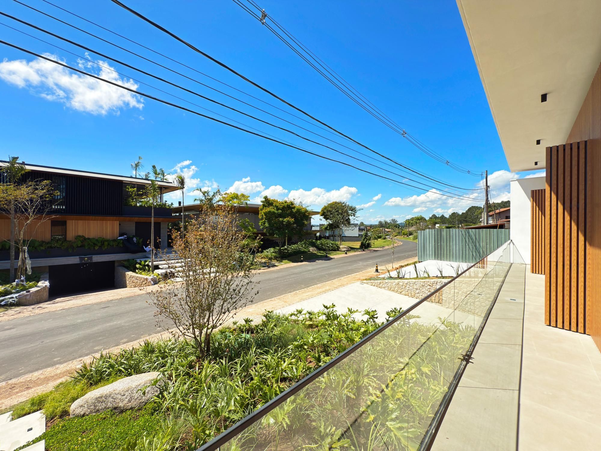 A casa conta com 434m2 de área construída, mas com um aproveitamento total dos 1.012m2 do lote — foto 4