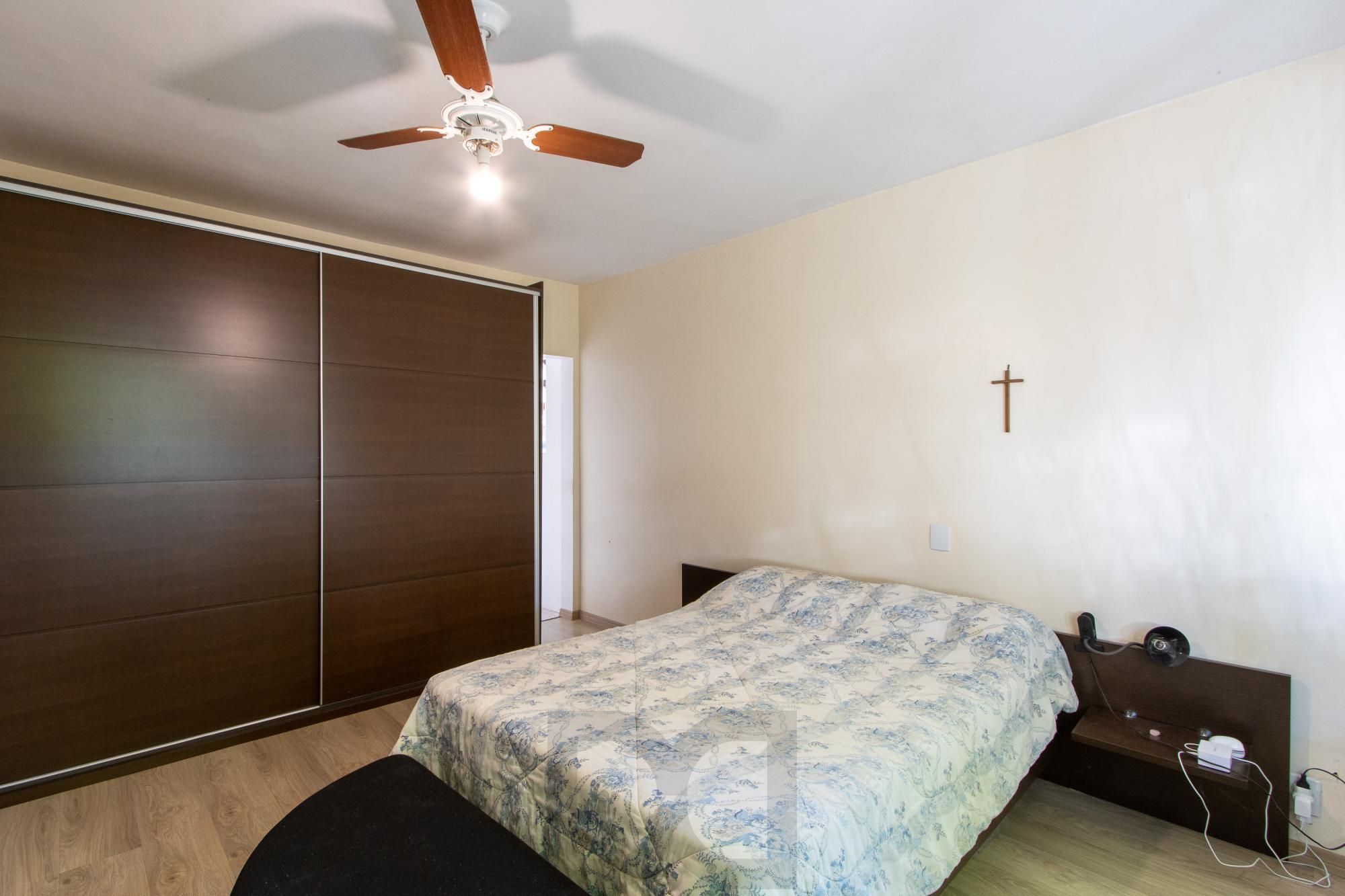Casa de Alvenaria, possui 3 dormitórios, uma suíte, hall de entrada, lavabo, living com lareira, cozinha ampla com armários, área gourmet com churrasqueira, corredor, pátio e 4 vagas de garagem, uma construção em anexo que possui hall de entrada, lavabo, living, cozinha, escritório, banheiro social — foto 21