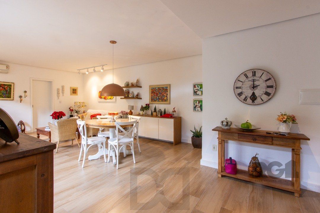 Casa térrea, 3 quartos, edícula, com 2 suites, pátio - Bairro Guarujá — foto 1