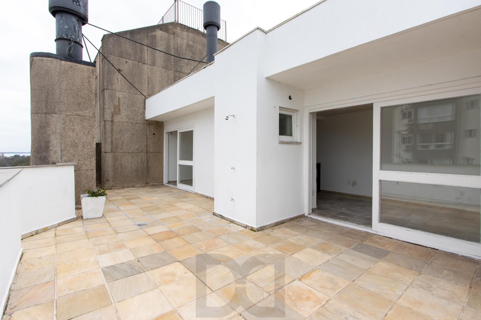 Cobertura com 137m², no Bairro Cristal, de 2 dormitórios, sento uma suíte, ampla sacada, churrasqueira, vista panorâmica, vaga coberta. — foto 31
