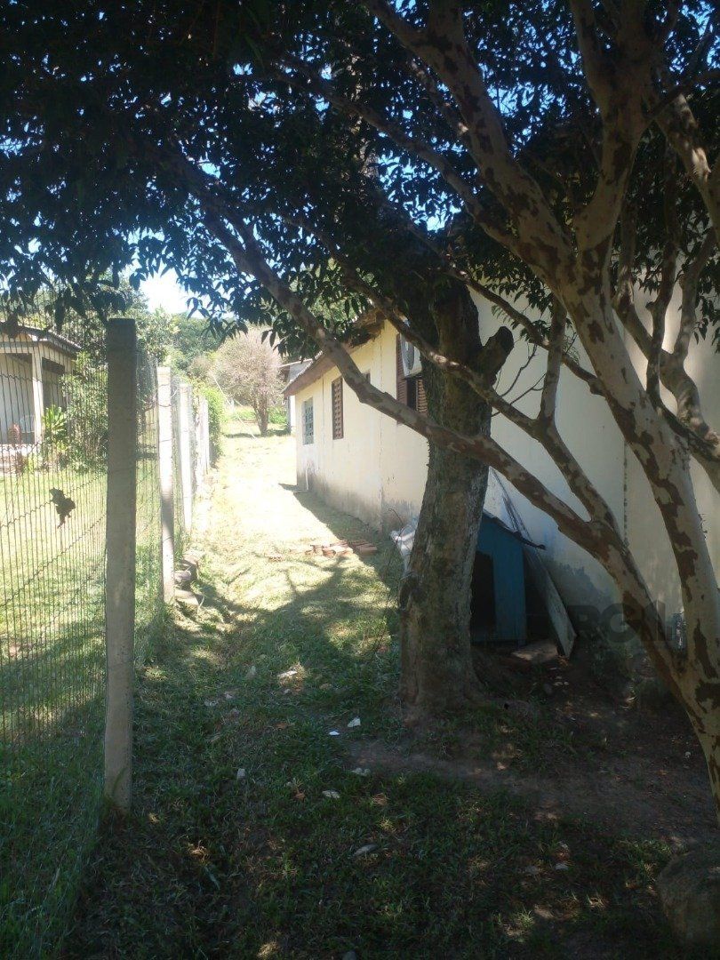 Dois quartos, 01 banheiro, 01 sala de star, 01 sala de jantar, cozinha, 01 garagem para três carros com churrasqueira. — foto 6