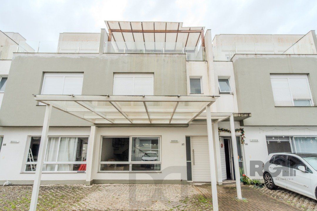 Casa impecável e mobiliada, com 3 niveis, possui 3 dormitórios sendo 1 suíte, 4 banheiros. — foto 2