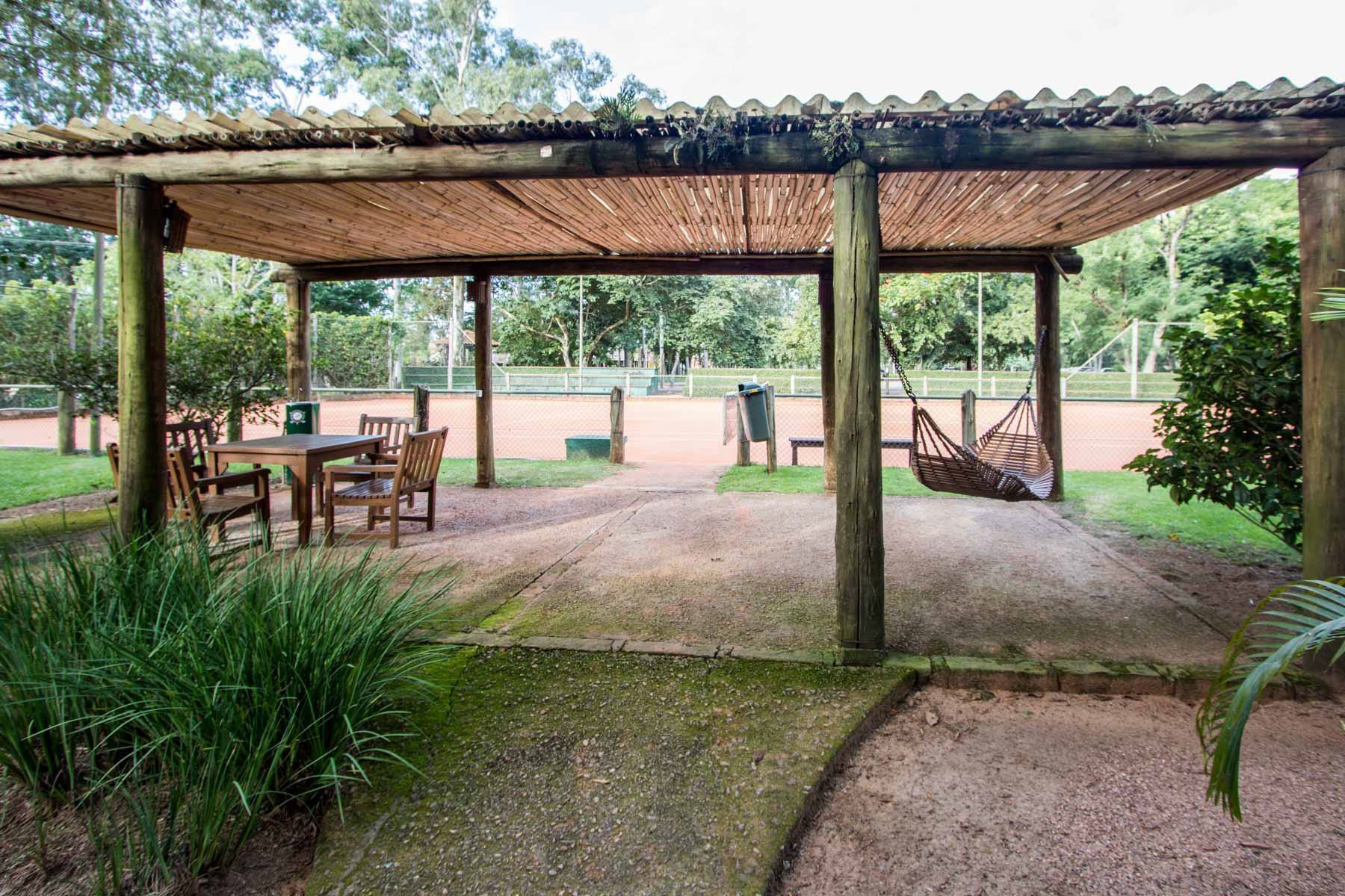 A casa conta com 434m2 de área construída, mas com um aproveitamento total dos 1.012m2 do lote — foto 62