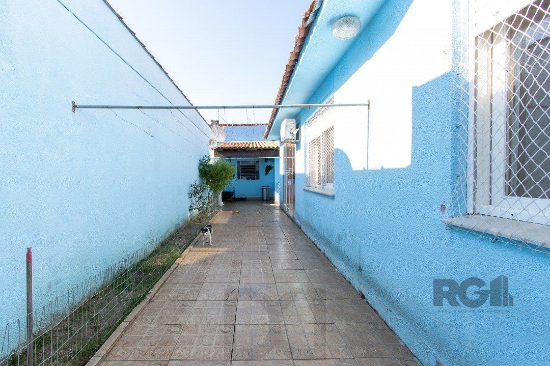 Casa térrea, com 3 dormitórios, 1 suíte, no bairro Ipanema. — foto 31