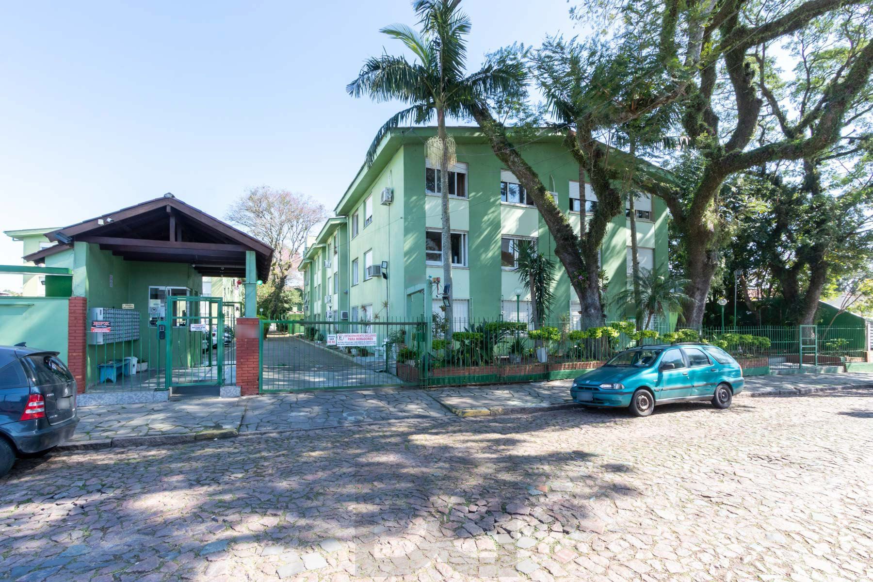 Fachada com portaria presencial