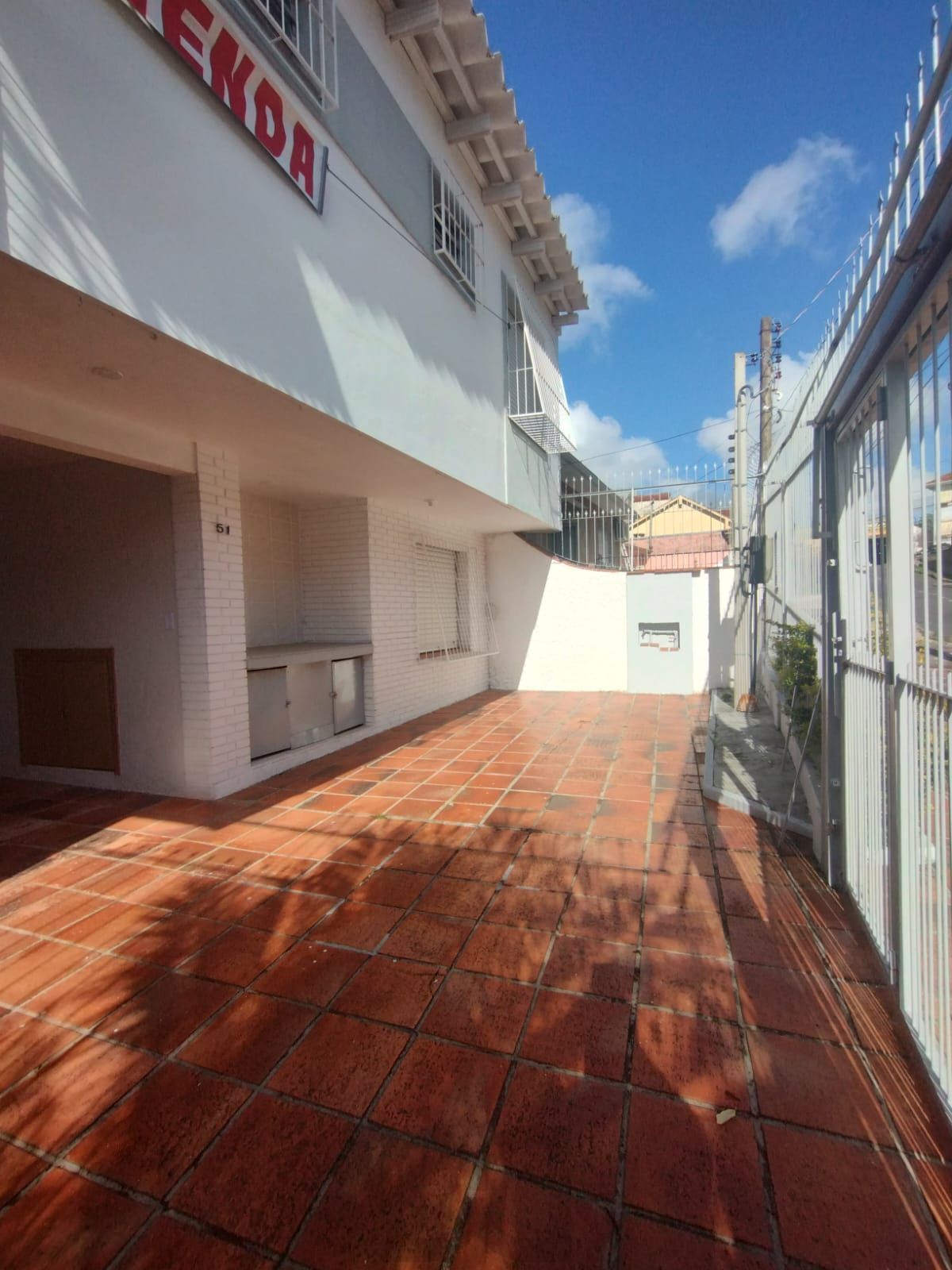 Excelente Casa com 03 suítes + Apto nos fundos com 01 Dor. Garagem 3 carros — foto 1