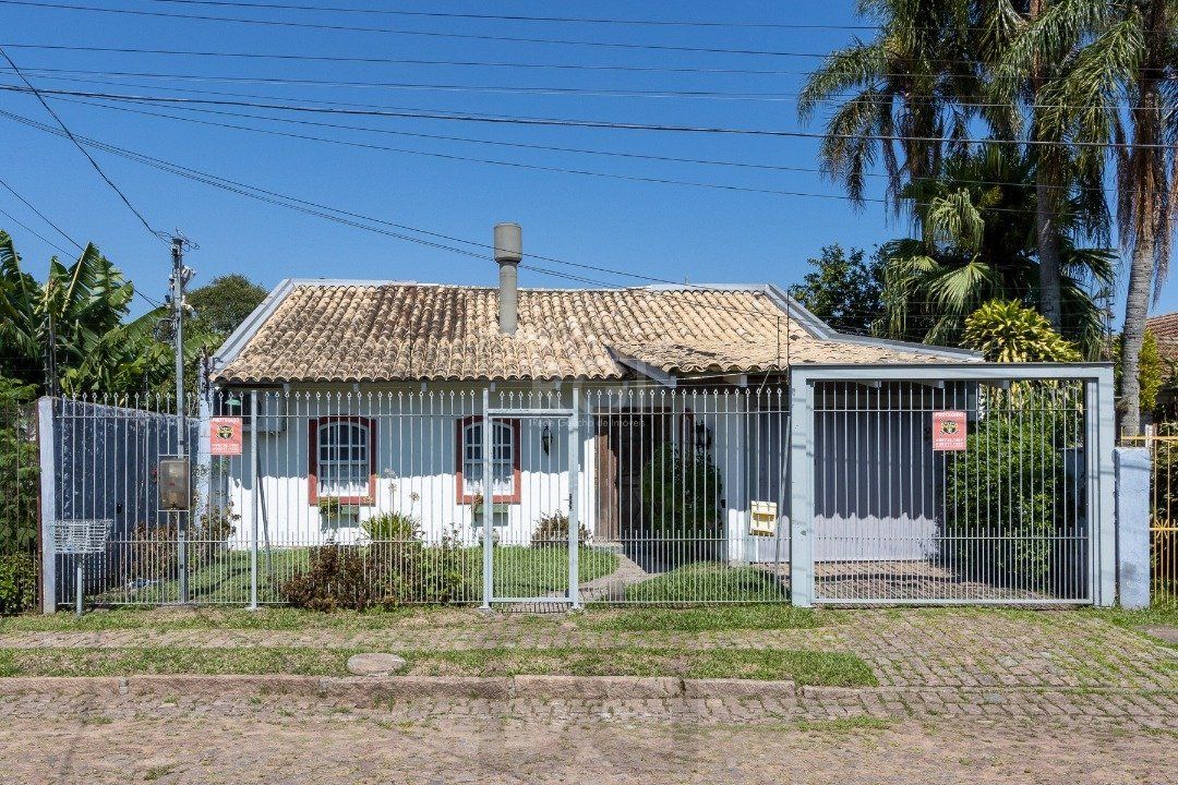 Casa para Venda - 244m², 3 dormitórios, sendo 1 suites, 2 vagas - Guarujá — foto 1