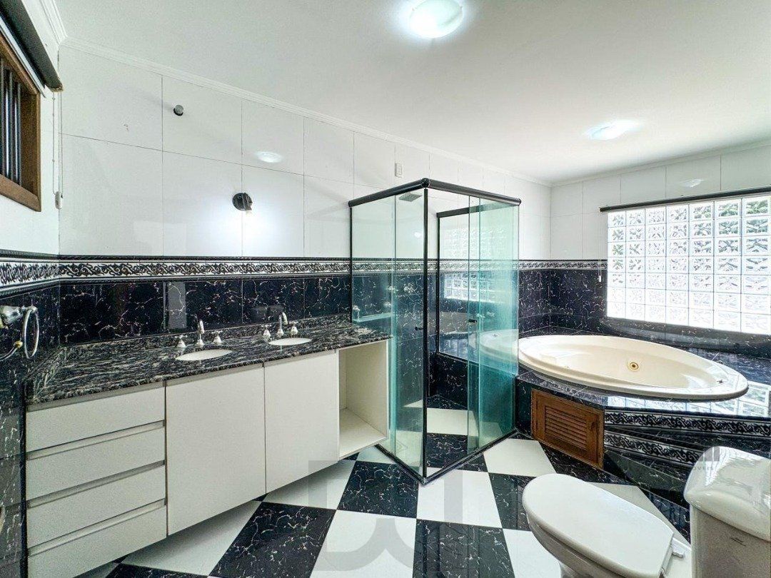 Com 4 suítes espaçosas, incluindo uma master com closet, — foto 56