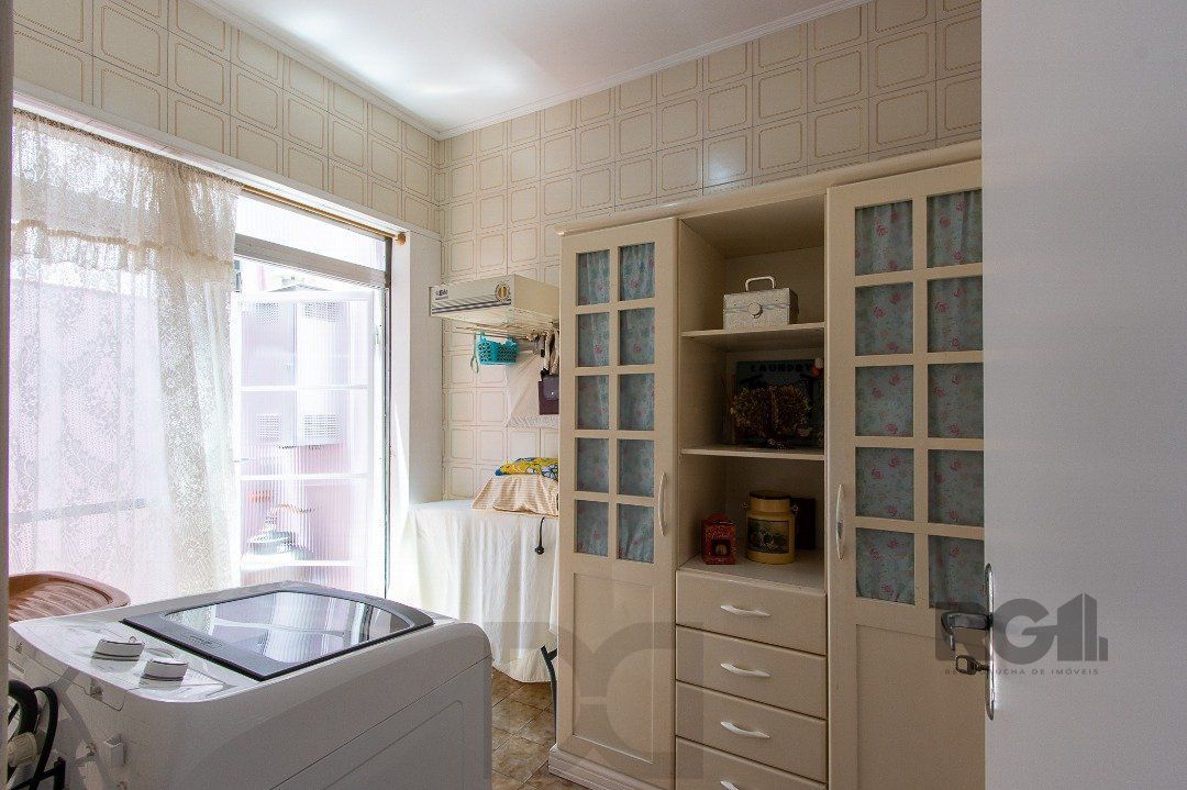Casa com 4 quartos, suíte, churrasqueira, lareira, garagem coberta e lindo jardim. — foto 16
