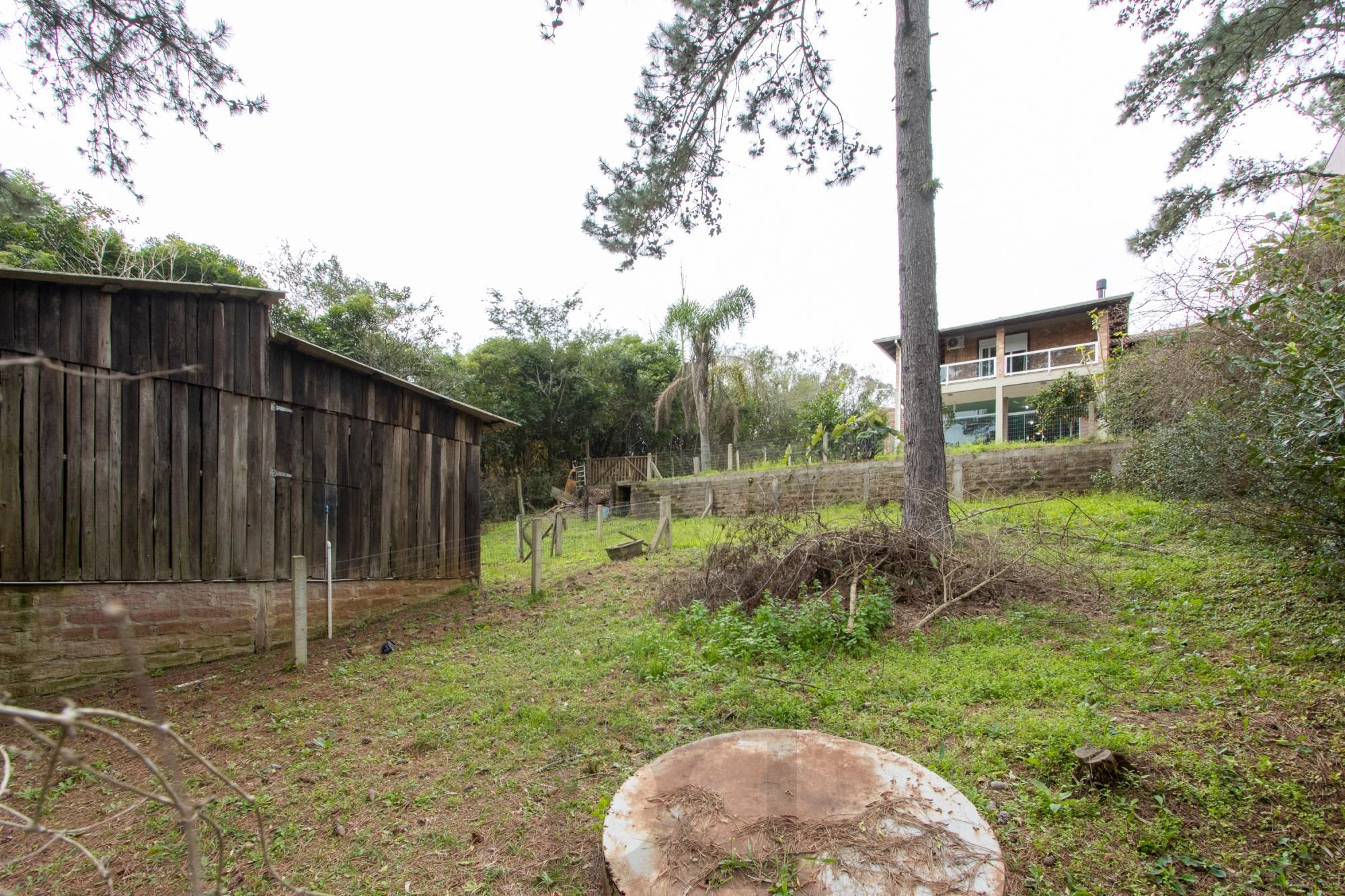 Casa de alvenaria, com 3 dormitórios, 1 suíte, living, cozinha, lavanderia, churrasqueira, banheiro social, pátio e 4 vagas de garagem. — foto 53
