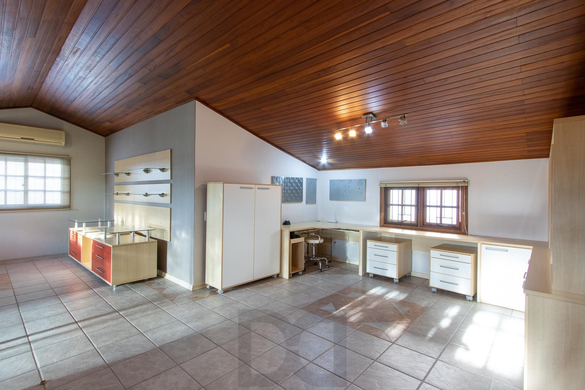 Excelente casa de 3 dormitórios, 1 suíte, pátio, piscina e vaga para 2 carros cobertas. — foto 49