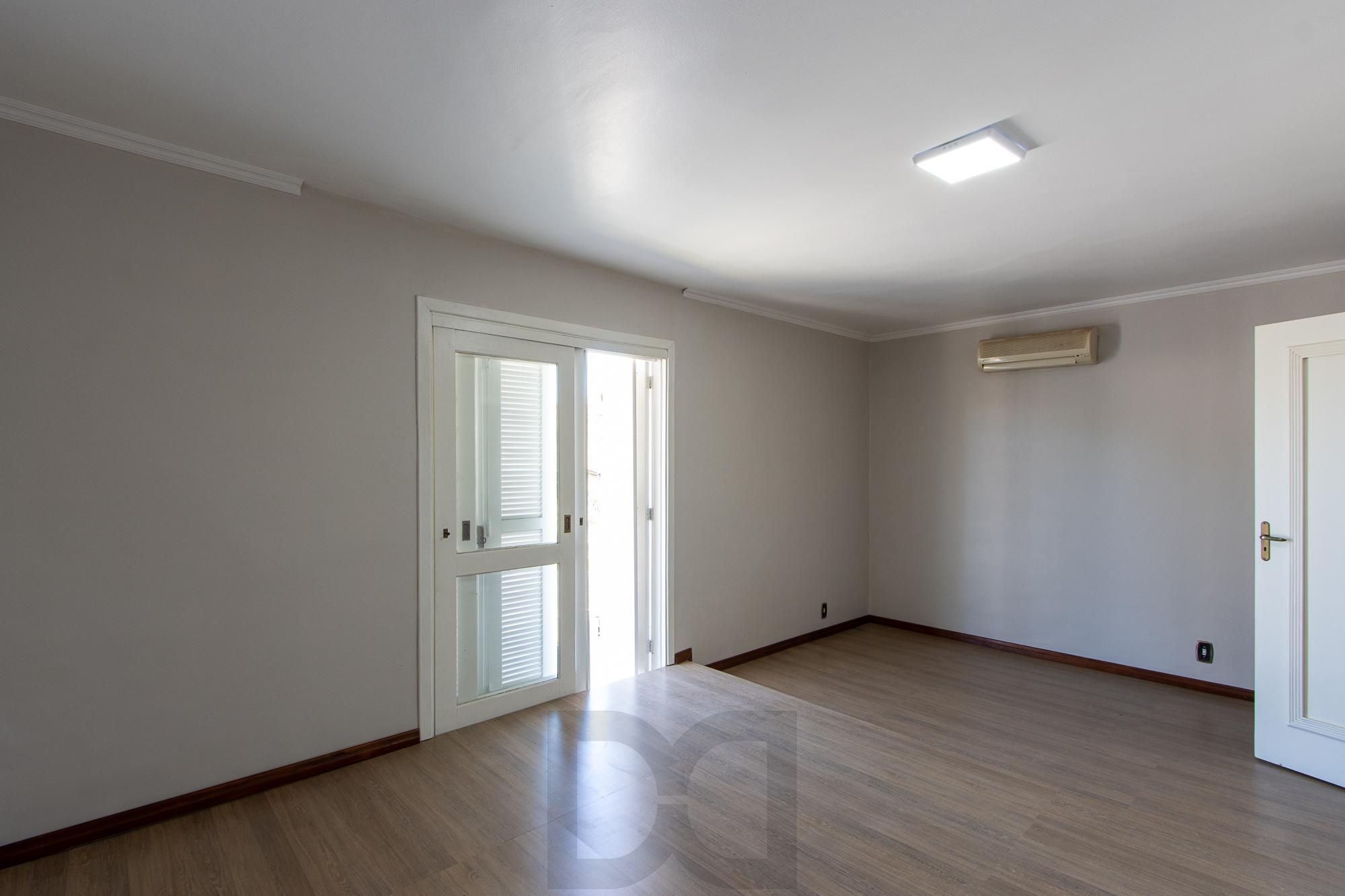 Casa de alvenaria, com 3 quartos, 1 suíte e 3 vagas de garagem. — foto 41