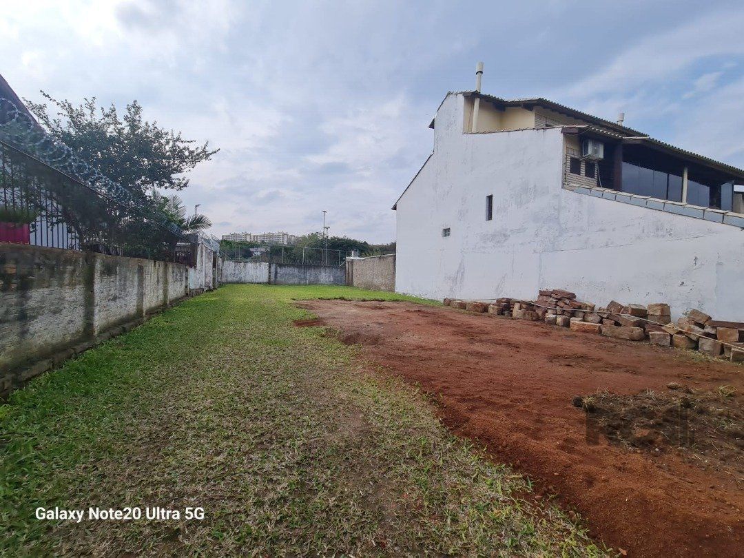 terreno plano com 330 m2 área total — foto 1