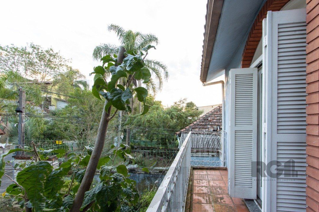 Casa no bairro Cristal, Possui 4 dormitórios, sendo 1suíte, closet e banheira de hidromassagem, com possibilidade de um podendo 1 dormitórios extra. — foto 39