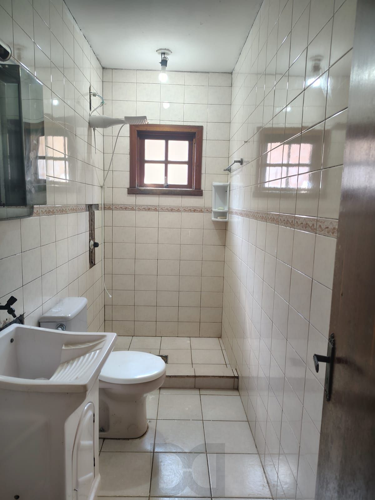 Casa de 4 dormitórios, 1 suíte e 4 vagas de garagem no bairro Cavalhada. — foto 20