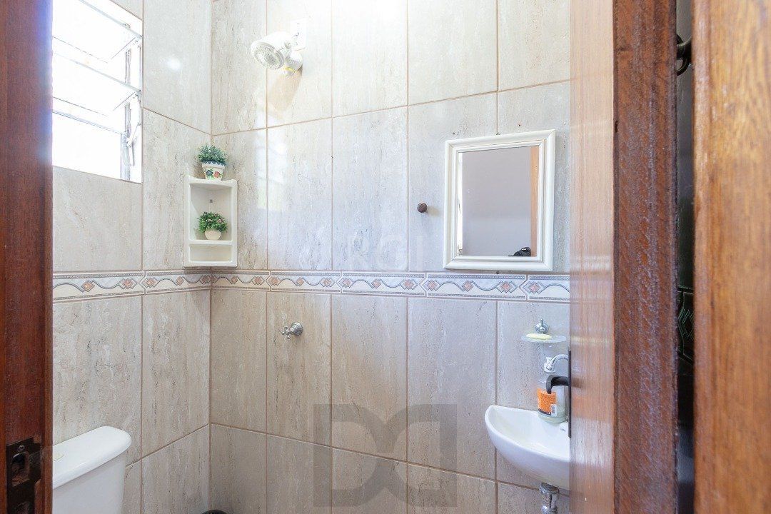 Casa para Venda - 370m², 4 dormitórios, sendo 1 suites, 6 vagas - Lomba do Pinheiro — foto 13