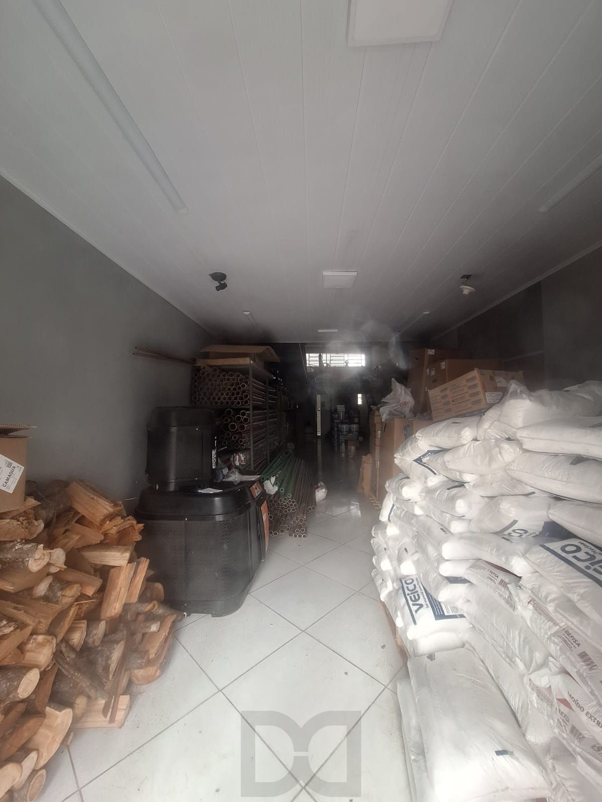 Loja de frente na Campos Velho, Imovel so pode ser vendido com o Predio Junto. — foto 2