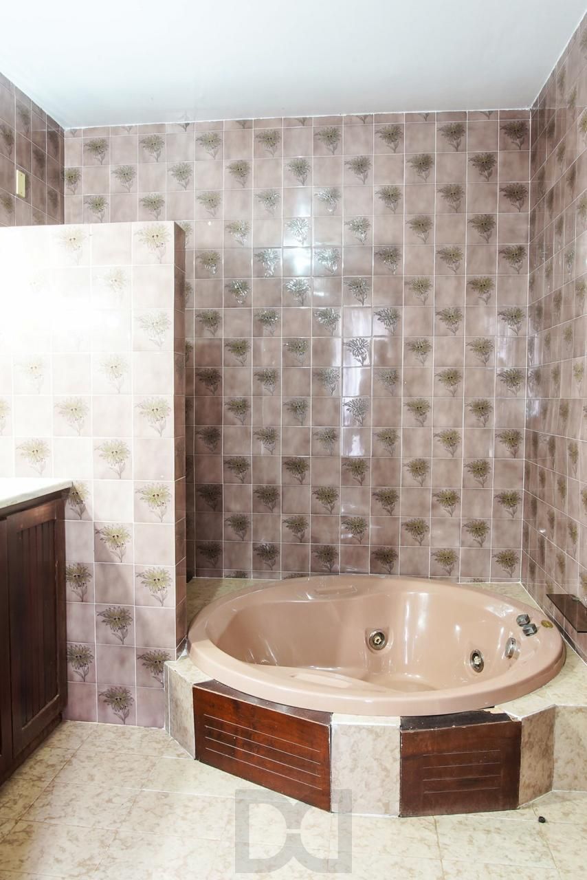 Casa com 300m², localizada na zona sul de Porto Alegre, com lareira, piscina e 3 vagas de garagem cobertas. — foto 14