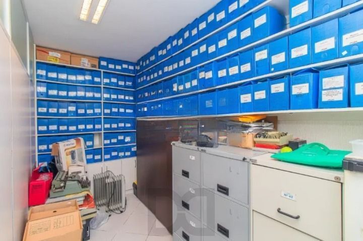 Excelente oportunidade para empresas e investidores! Prédio comercial moderno, amplo e muito bem localizado no bairro Menino Deus, oferecendo estrutura completa para diferentes tipos de negócios. — foto 13