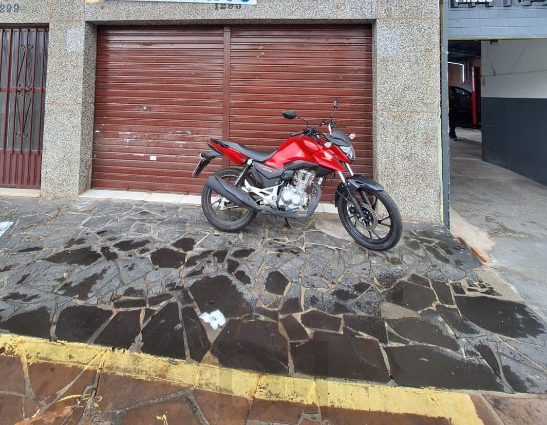 Sala Comercial vendida junto com o outro conjunto ao lado, e 4 Salas no segundo e terceiro Pavimento — foto 1