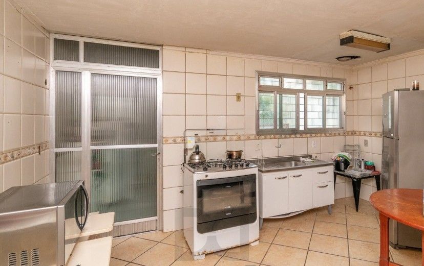 Casa de 3 quartos,1 suíte, closet, living com lareira, pátio, piscina e 2 vagas de garagem. — foto 8