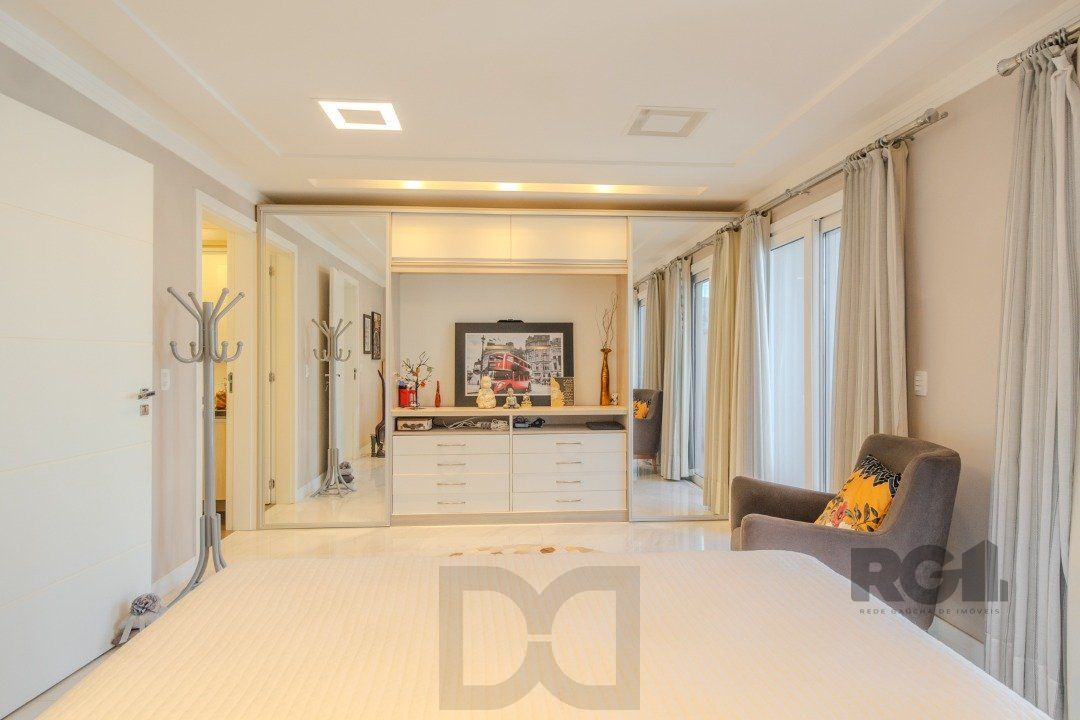 Casa de Condomínio com Arquitetura Exclusiva e Ambientes Sofisticados — foto 22