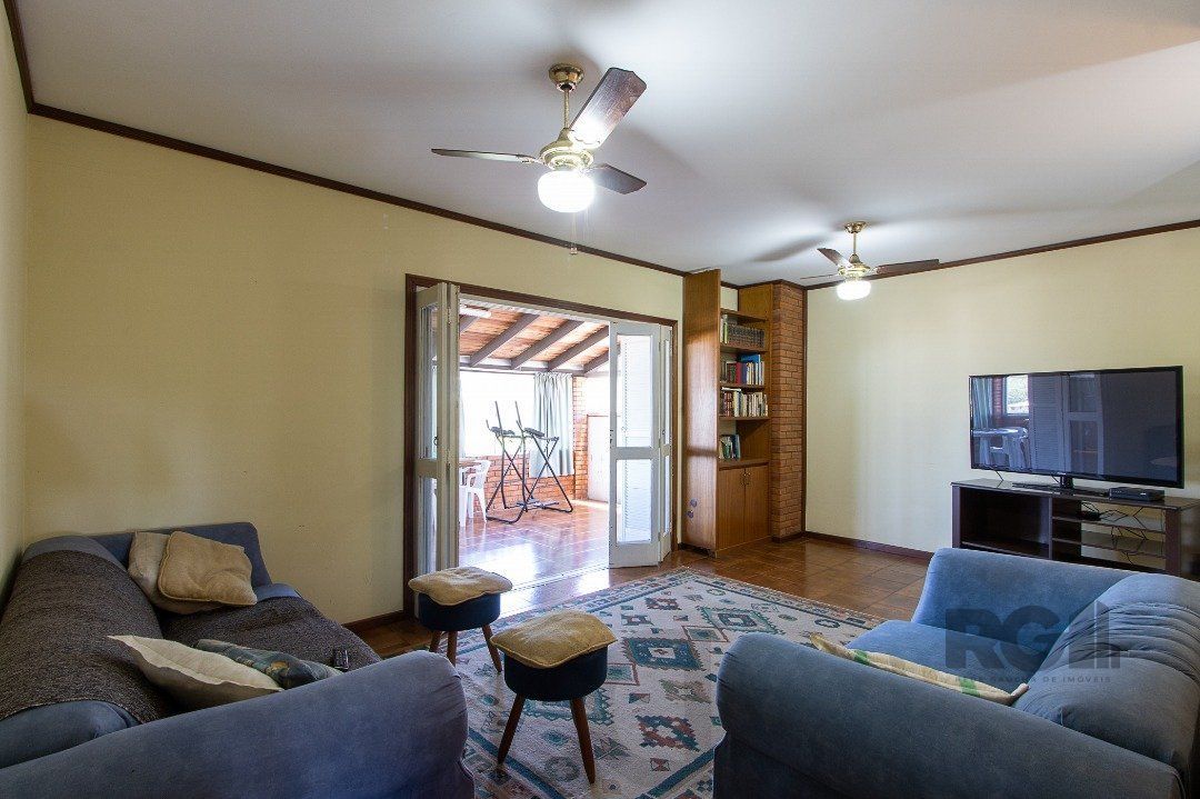 Casa com 4 quartos, suíte, churrasqueira, lareira, garagem coberta e lindo jardim. — foto 32