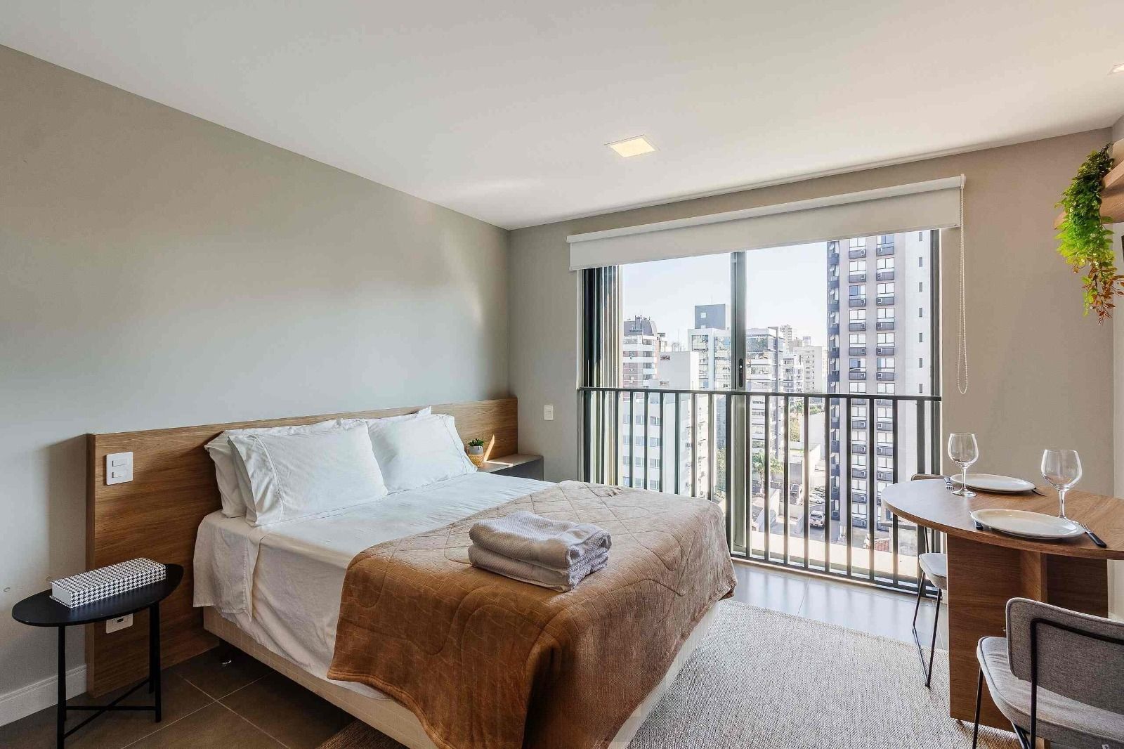 Studio de alto padrão construtivo mobiliado no bairro Moinhos de Vento, planta de 24,25 m² privativos com porcelanato, forro em gesso e aberturas em alumínio com vidros duplos. — foto 4