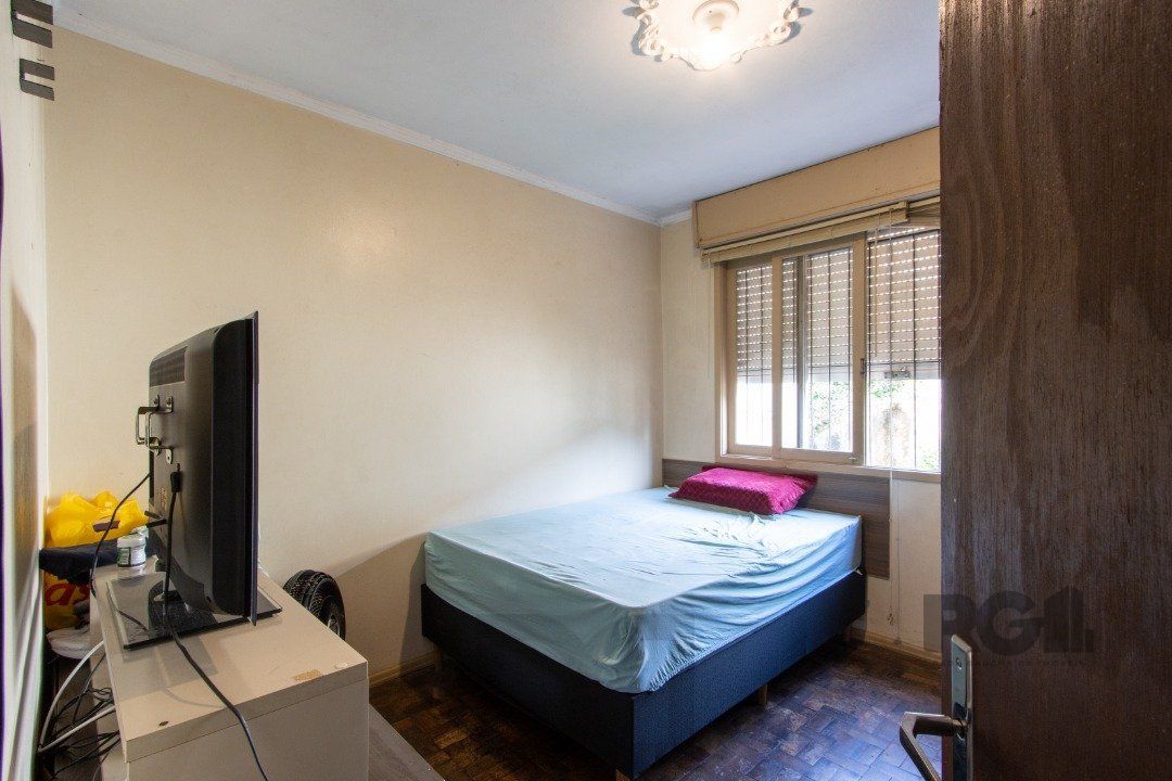 Apartamento com 70m² de área privativa, possui 3 dormitórios, sala para 2 ambientes, banheiro social, cozinha com móveis planejados e área de serviço. — foto 21