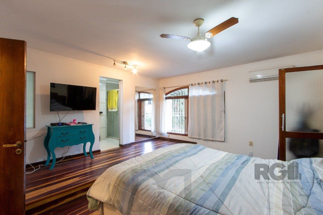 Casa no bairro Cristal, Possui 4 dormitórios, sendo 1suíte, closet e banheira de hidromassagem, com possibilidade de um podendo 1 dormitórios extra. — foto 49