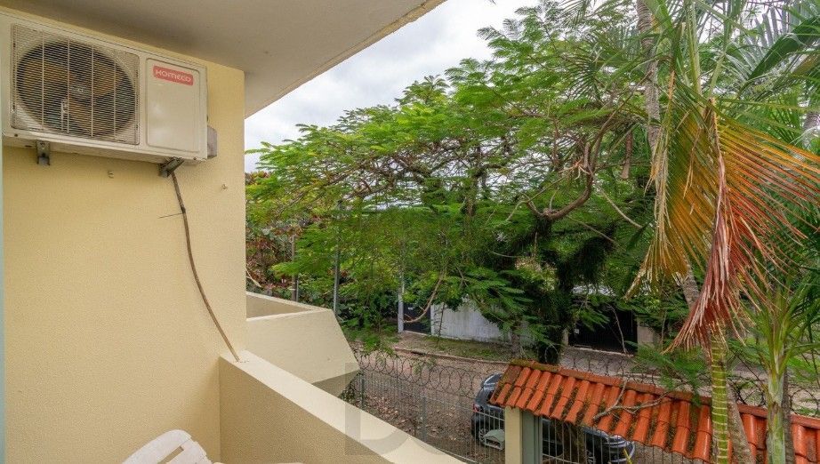 Casa de 3 quartos,1 suíte, closet, living com lareira, pátio, piscina e 2 vagas de garagem. — foto 14