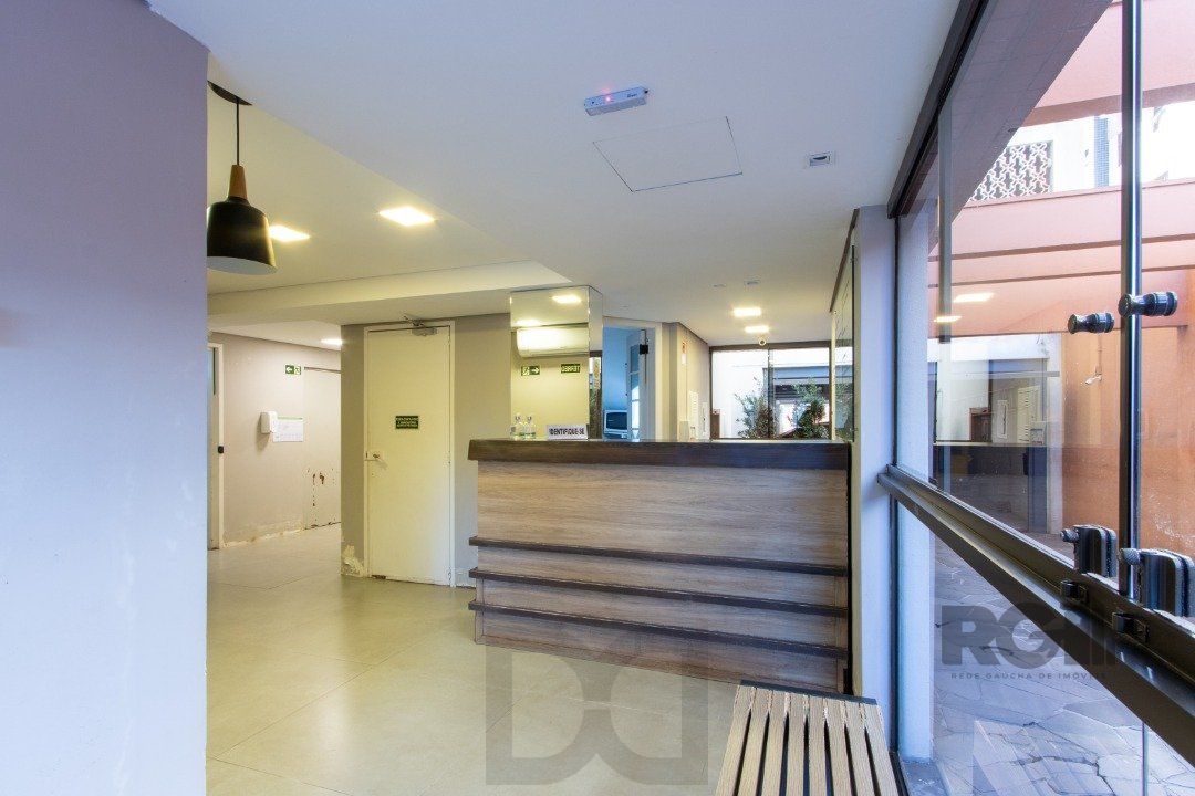 EXCELENTE SALA COMERCIAL, muito bem localizada no bairro Menino Deus, 01 banheiro, sacada e ar condicionado split, toda montada — foto 12