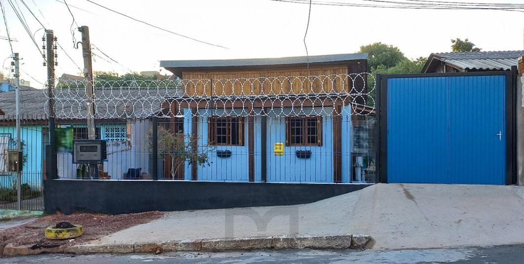 Casa térrea de 2 dormitórios, living, cozinha, churrasqueira, área de serviço, banheiro social, vaga para 2 automóveis. — foto 3