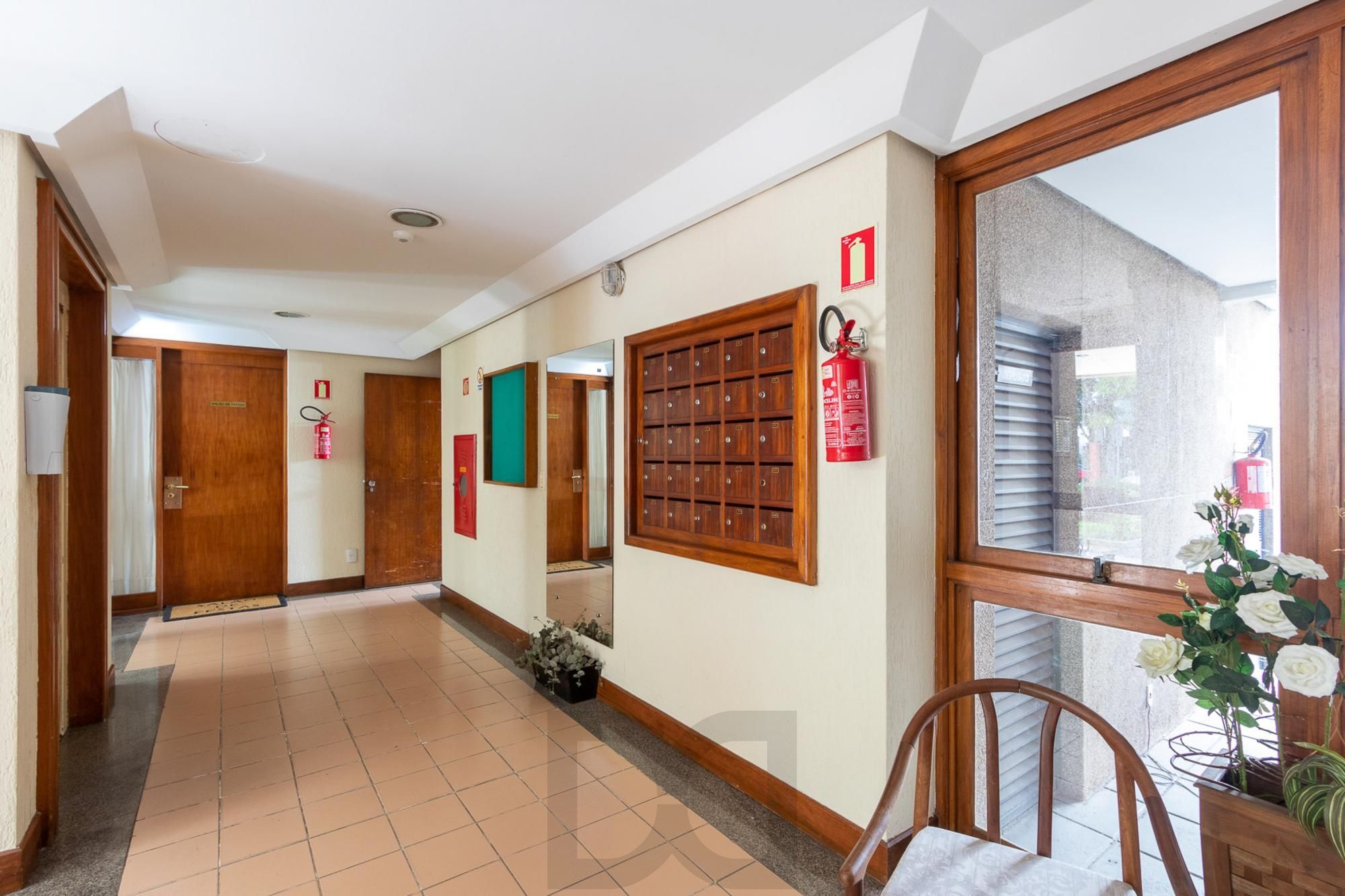 Cobertura com 137m², no Bairro Cristal, de 2 dormitórios, sento uma suíte, ampla sacada, churrasqueira, vista panorâmica, vaga coberta. — foto 41