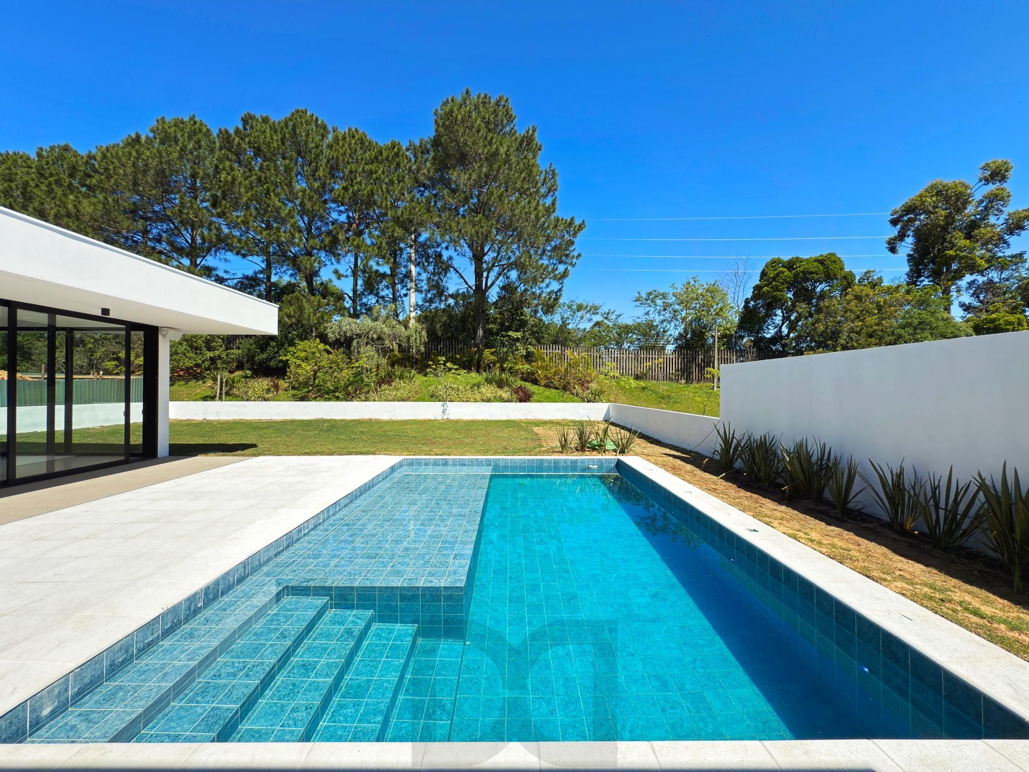 A casa conta com 434m2 de área construída, mas com um aproveitamento total dos 1.012m2 do lote — foto 6