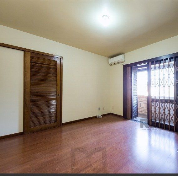 Casa de 3 dormitórios com 2 vagas de garagem no bairro Jardim Isabel — foto 7