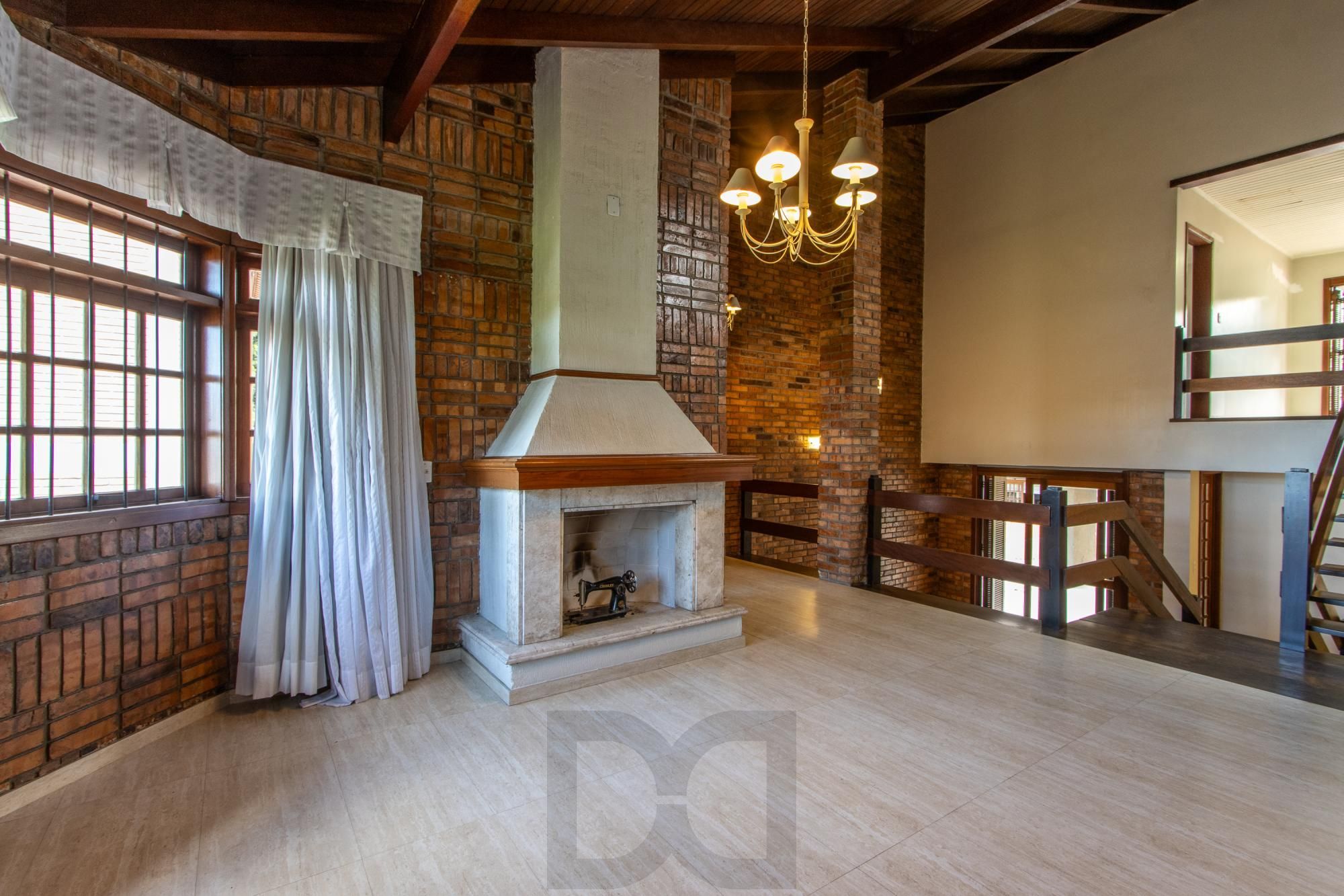 Ampla Casa com 2 Suítes, Closet, Lareira e Pátio com Árvores Frutíferas. — foto 9