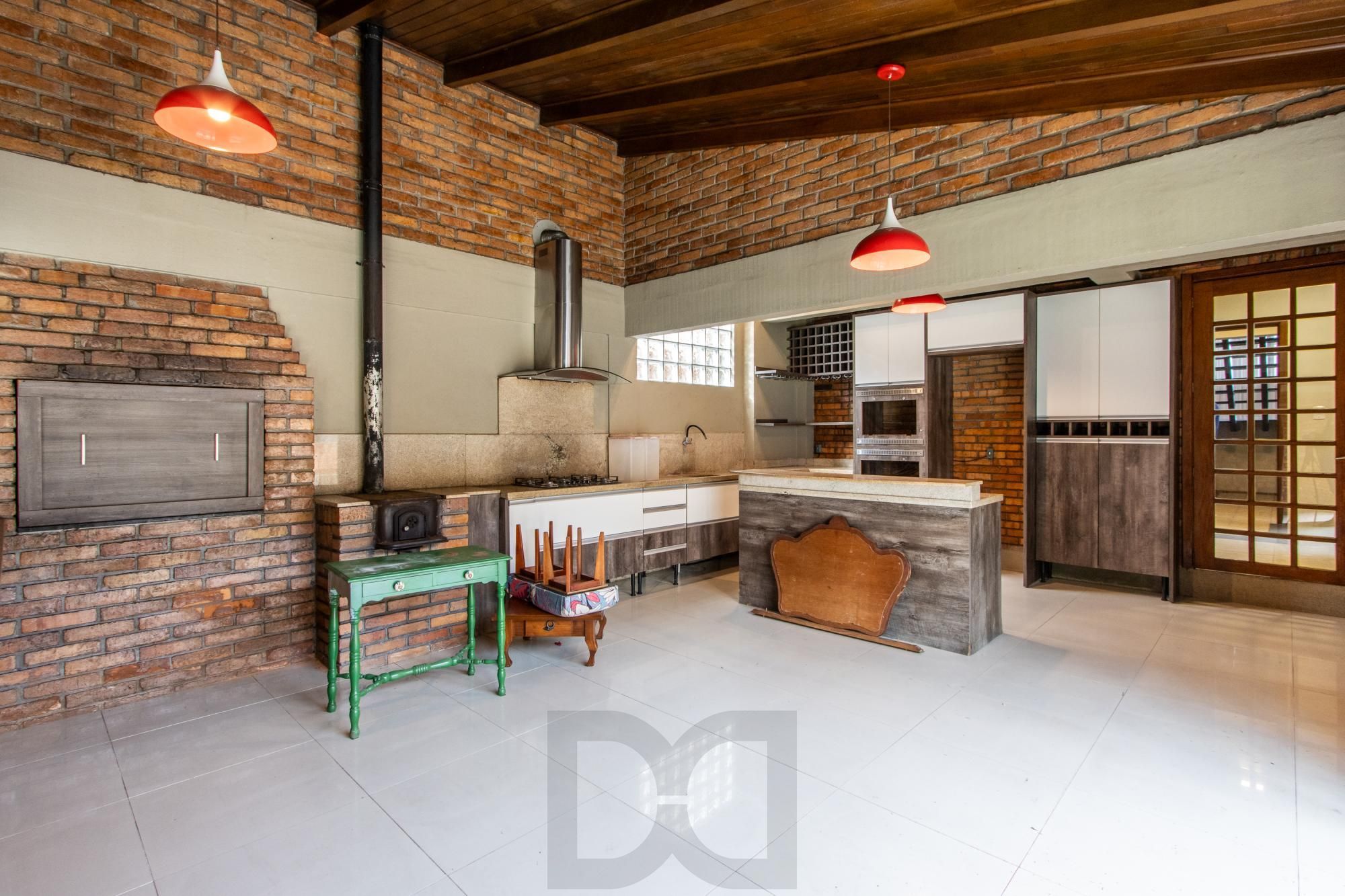 Ampla Casa com 2 Suítes, Closet, Lareira e Pátio com Árvores Frutíferas. — foto 39