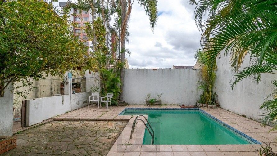 Casa de 3 quartos,1 suíte, closet, living com lareira, pátio, piscina e 2 vagas de garagem. — foto 18