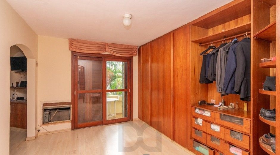 Casa de 3 quartos,1 suíte, closet, living com lareira, pátio, piscina e 2 vagas de garagem. — foto 11
