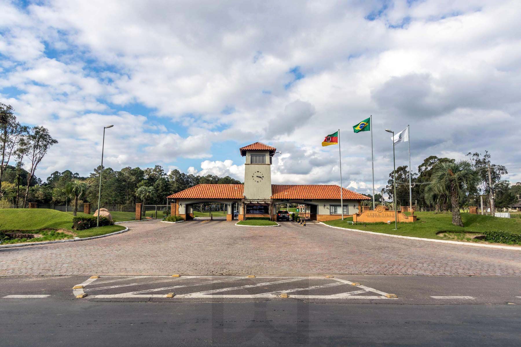 A casa conta com 434m2 de área construída, mas com um aproveitamento total dos 1.012m2 do lote — foto 57