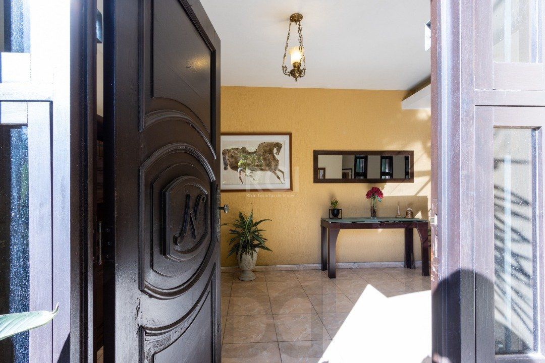 Sobrado com 345m² privativos, 3 suites, 2 vagas, churrasqueira. pátio com piscina - Bairro Cristal — foto 3